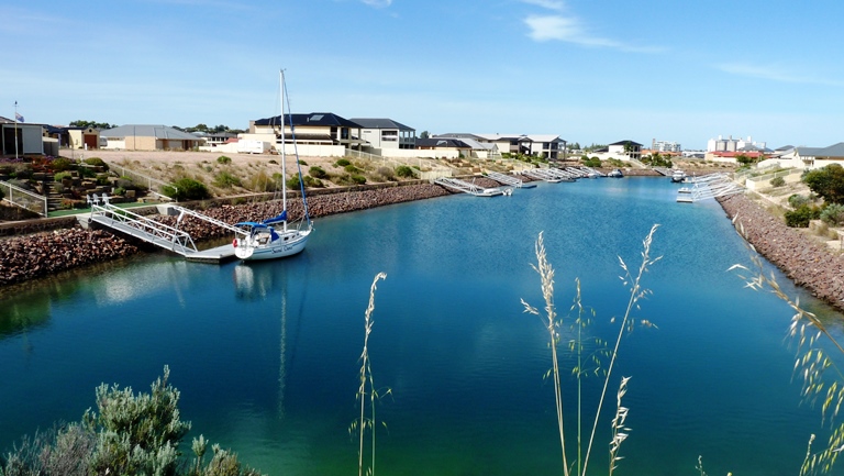 H&auml;user mit Bootsanleger in Walleroo